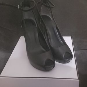 Guess Round Peep Toe Platform Pumps